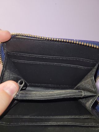 Monedero azul con compartimentos