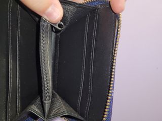 Monedero azul con compartimentos