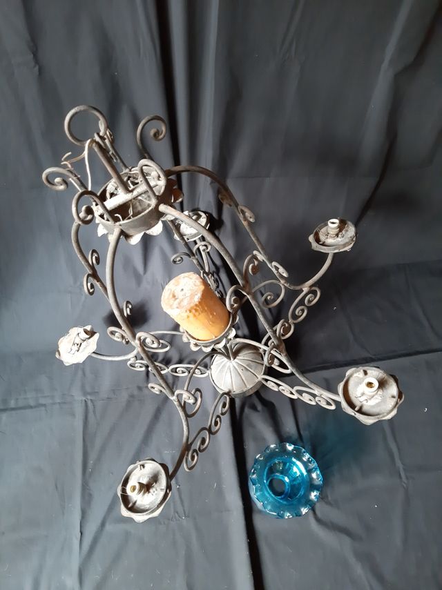 Lámpara de hierro forjado con candelabro