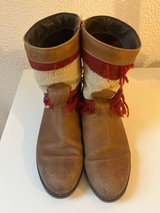 Botas étnicas marrones planas
