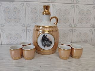 Licorera y vasos de porcelana dorada