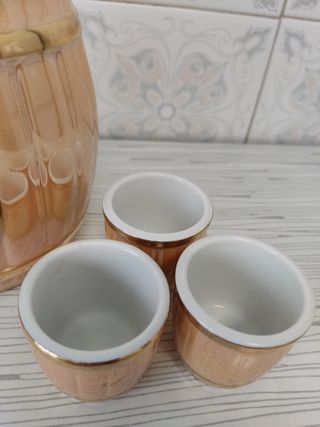 Licorera y vasos de porcelana dorada