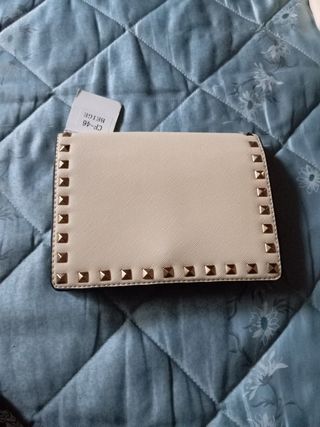 Bolso beige con tachuelas mide 14, por 18,5cm