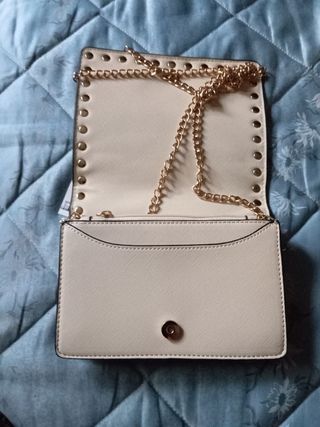 Bolso beige con tachuelas mide 14, por 18,5cm