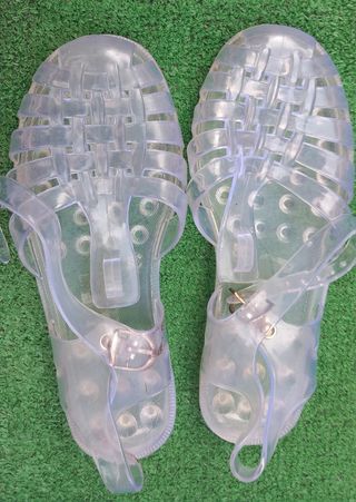 Sandalias cangrejeras transparentes