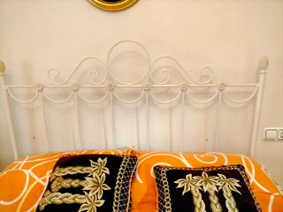 Cabezal de cama de metal blanco