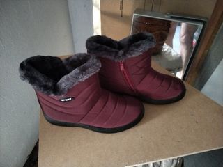 Botas de agua rojas ligeras
