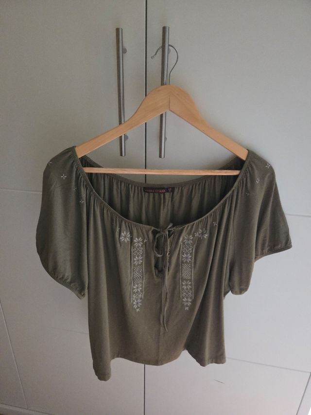 Camiseta verde oliva con bordado