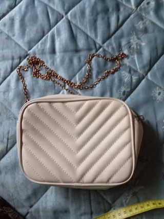 Bolso de mano beige con cadena mide 13,5 por 18,5 