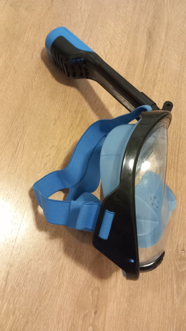 Careta de buceo integral azul y negra