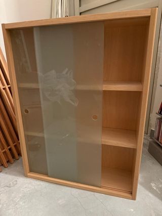 Mueble de madera con puerta corredera de cristal