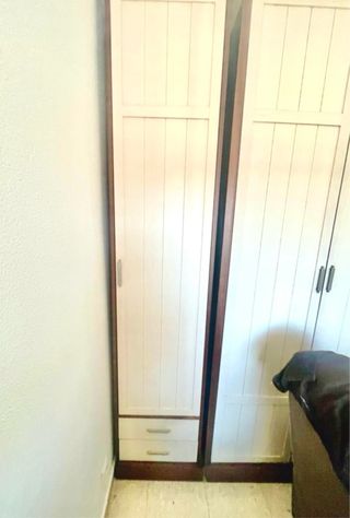 Armario de madera marrón y blanco