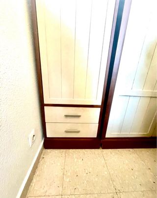 Armario de madera marrón y blanco