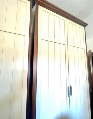 Armario de madera marrón y blanco