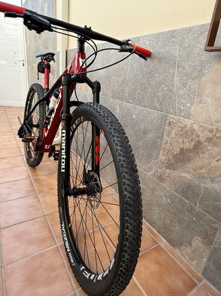 Bicicleta de Montaña Coluer Roja y Negra.