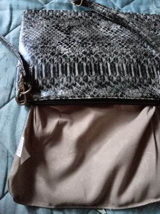 Bolso estampado serpiente mide 18,por 26 cm