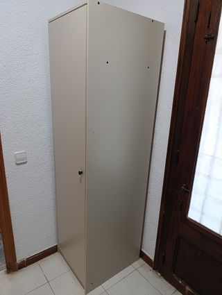 Armario gris de madera..