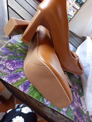 Zapatos de tacón marrones con hebilla