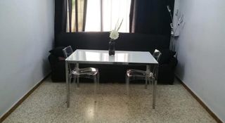 Mesa de salón moderna