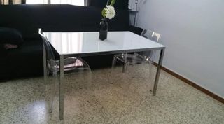 Mesa de salón moderna