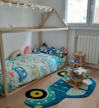 Estructura cama casa madera natural con somier