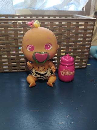 Muñeca Bellies con biberón