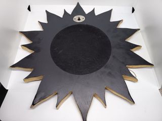 Espejo sol dorado con diseño de flor