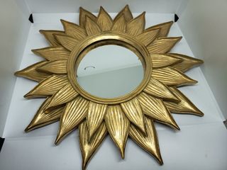 Espejo sol dorado con diseño de flor