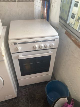Cocina de gas 4 fuegos + horno