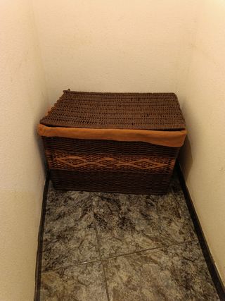 Baúl de mimbre marrón