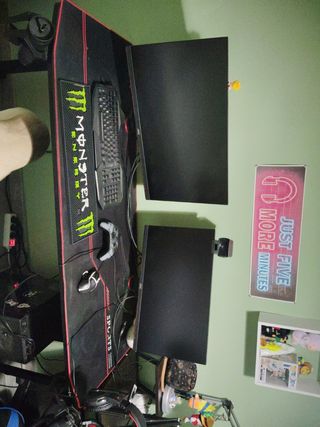 Il tavolo da gioco 140 cm nero e rosso viene fornito con tappeto 