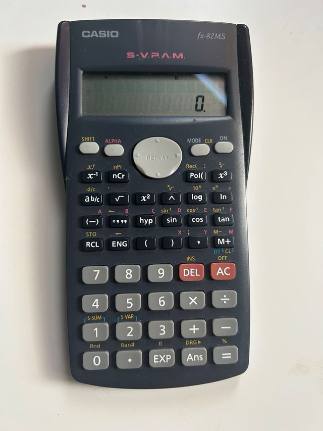 Calculadora Casio fx-82MS como nueva