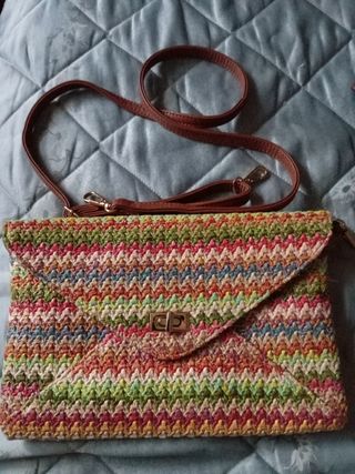 Bolso de mano tejido multicolor mide 19 por 29 cm