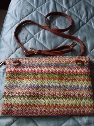 Bolso de mano tejido multicolor mide 19 por 29 cm