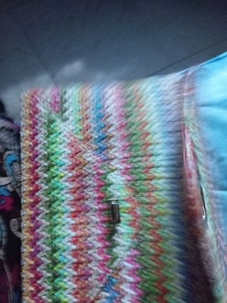 Bolso de mano tejido multicolor mide 19 por 29 cm