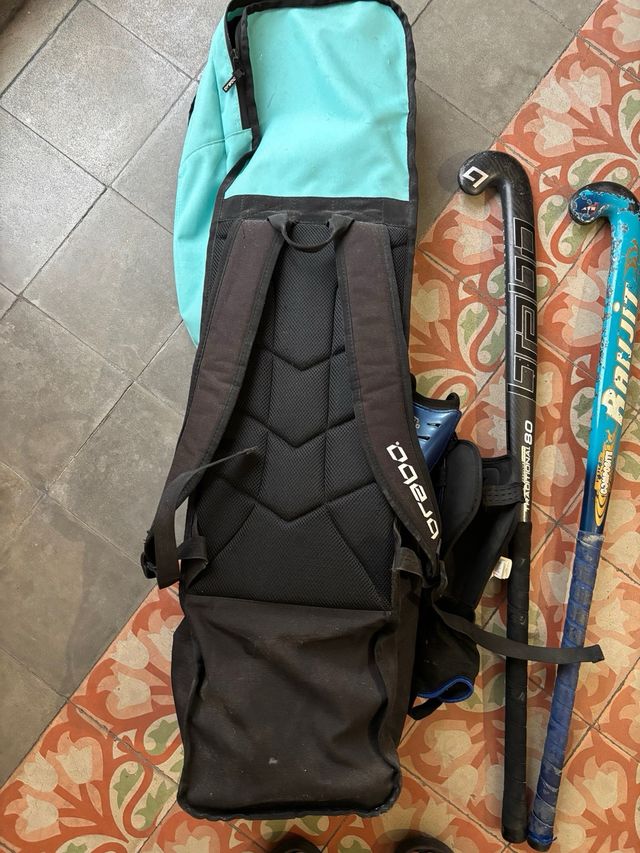 Bolso, palos y espinilleras de hockey