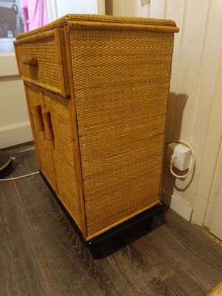 Armario/ mesita de mimbre con cajón y puertas