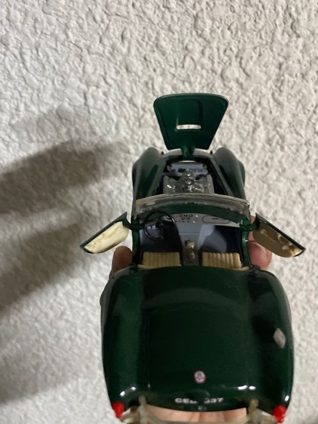 Réplica de Carro de Colecionador Verde
Bburago
1/24