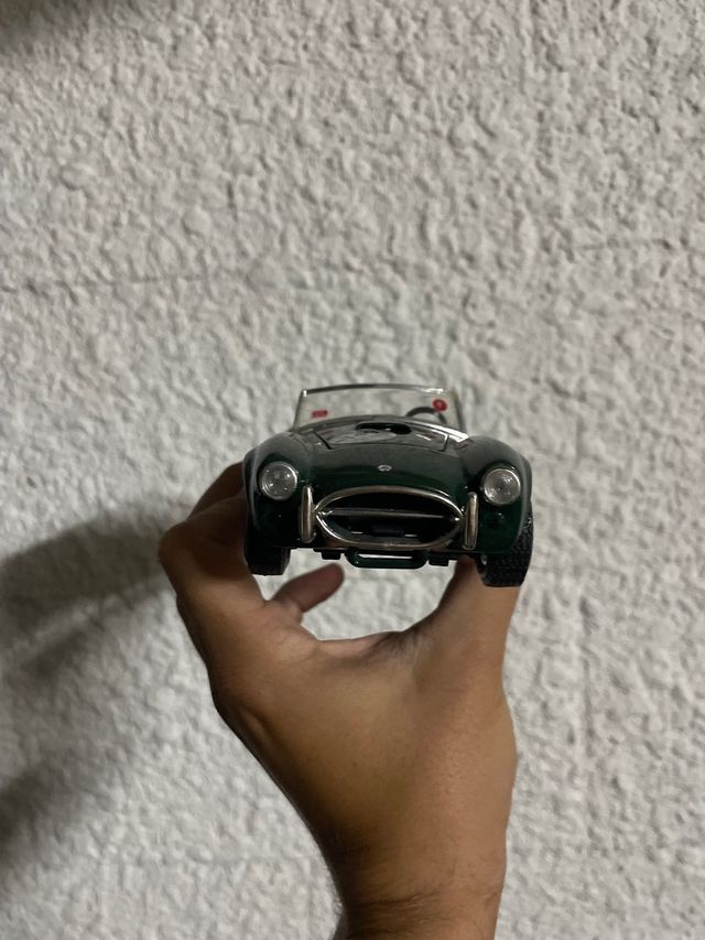 Réplica de Carro de Colecionador Verde
Bburago
1/24