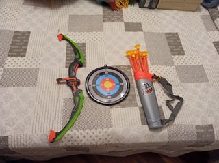 Juego de arco, diana y flechas de juguete