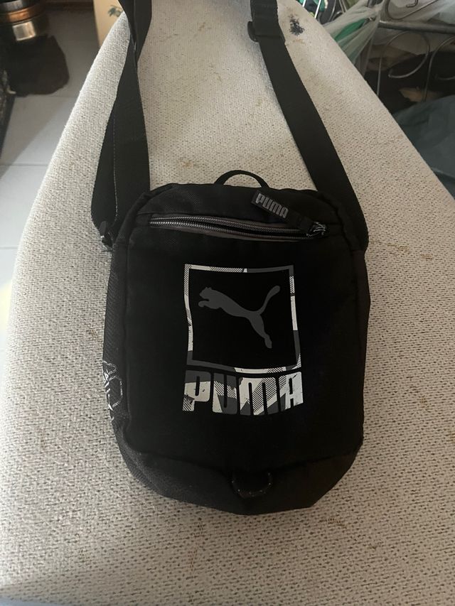 Bandolera Puma Negra en perfecto estado.