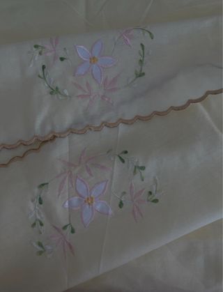Juego de sábanas bordadas color crema