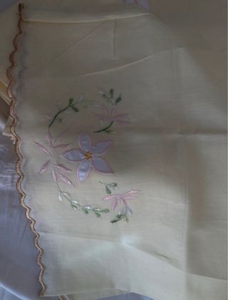 Juego de sábanas bordadas color crema