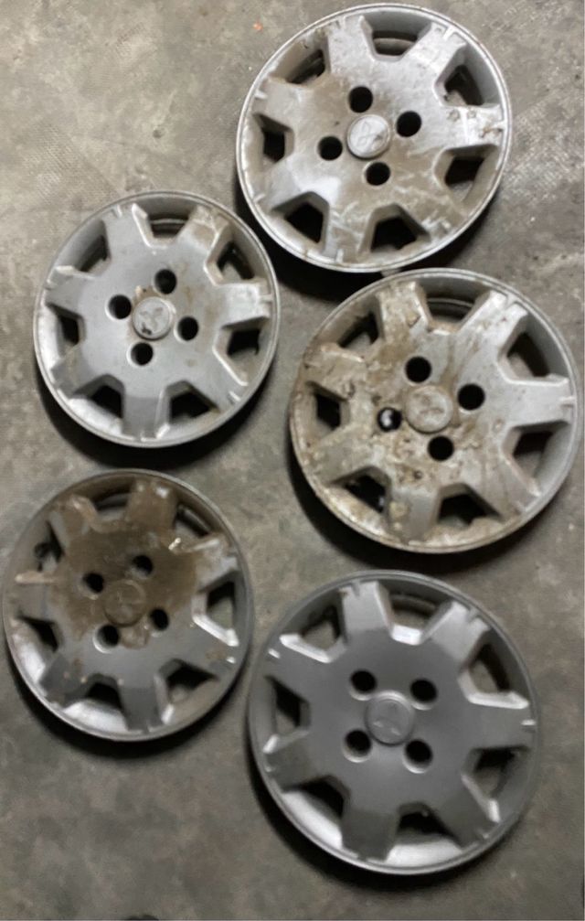 juego de tapacubos originales Mitsubishi de 14”