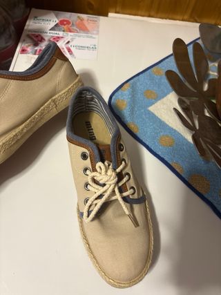 Zapatos niño beige y azul