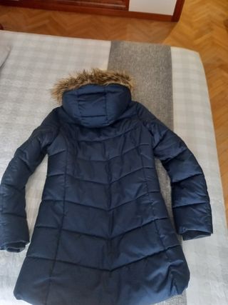 Cazadora azul mujer con pelo en capucha