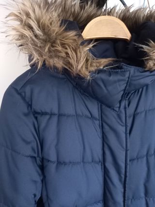 Cazadora azul mujer con pelo en capucha