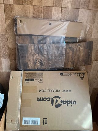 Mesa de salón o mesita de noche de madera