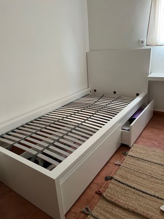 Estructura de cama blanca con 2 cajones
