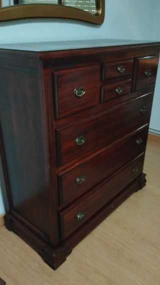 Cómoda de madera maciza color caoba